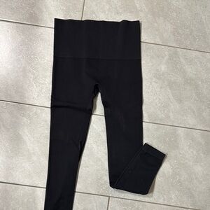 Spanx Seamless Black legging. Size large. EUC.